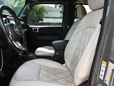Used 2019 Jeep Wrangler Unlimited Sahara AWD/4WD image 17