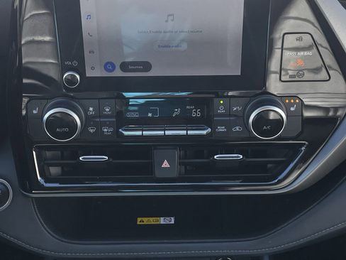 Used 2024 Toyota Highlander LE image 17