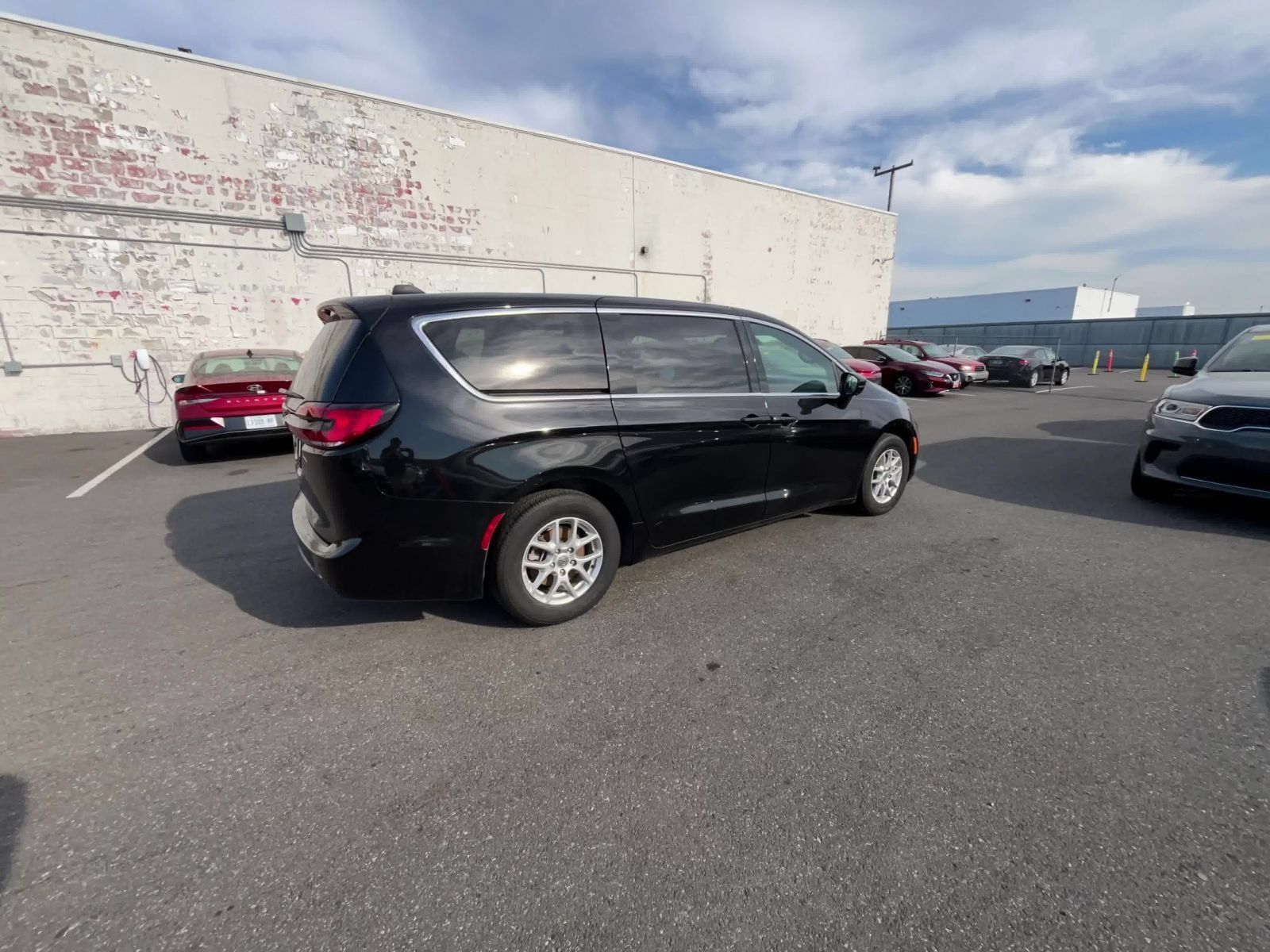 Used 2025 Chrysler Pacifica Select FWD image 13
