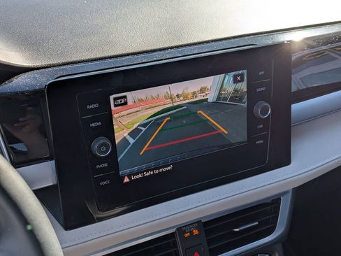 Used 2025 Volkswagen Taos SE w/ Panoramic Sunroof Package AWD/4WD image 18