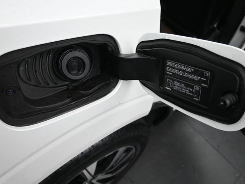Certified 2023 Volvo XC60 B5 Plus w/ Climate Package FWD image 18