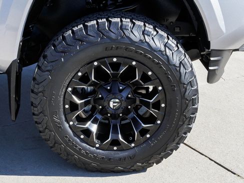 Certified 2017 Toyota Tacoma TRD Sport w/ Premium & Technology Package AWD/4WD image 10