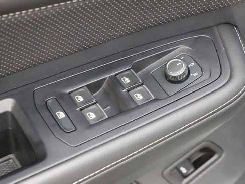 Used 2025 Volkswagen Atlas Cross Sport SE image 19