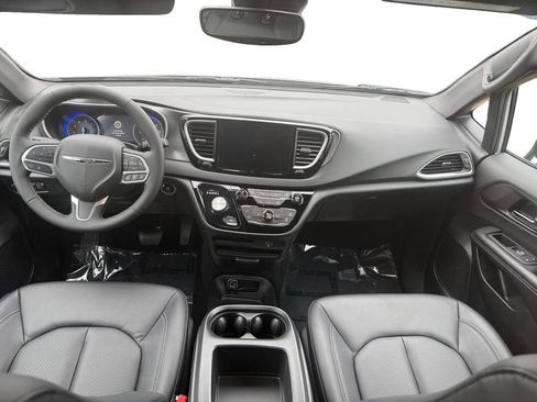 Used 2026 Chrysler Pacifica Select image 10