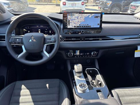 New 2025 Mitsubishi Outlander SE image 8