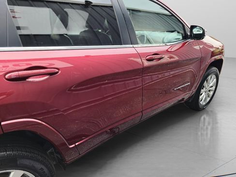 Used 2017 Jeep Cherokee Overland w/ Technology Group image 6