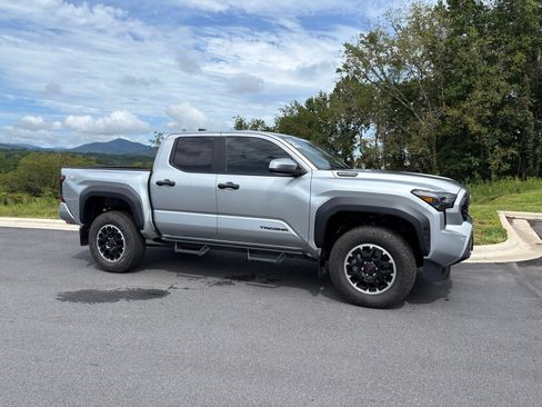Used 2025 Toyota Tacoma TRD Off-Road AWD/4WD image 7