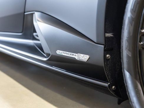 Used 2022 Lamborghini Huracan EVO RWD image 16