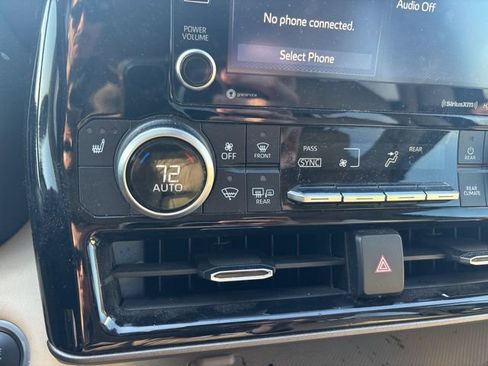 Used 2021 Toyota Highlander XLE image 27