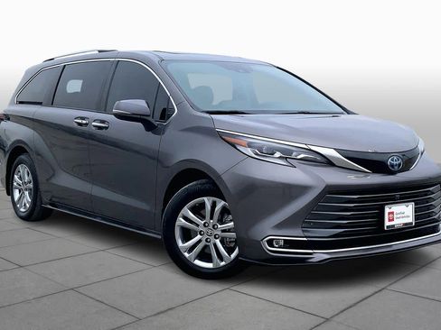Used 2023 Toyota Sienna Platinum image 3