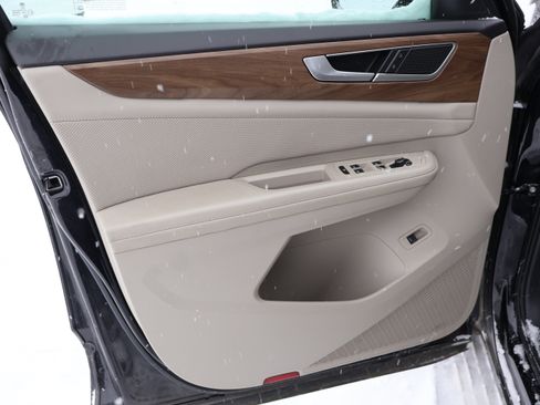 Used 2024 Volkswagen Atlas SE image 25