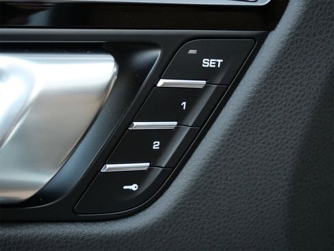 Used 2025 Porsche Macan image 11