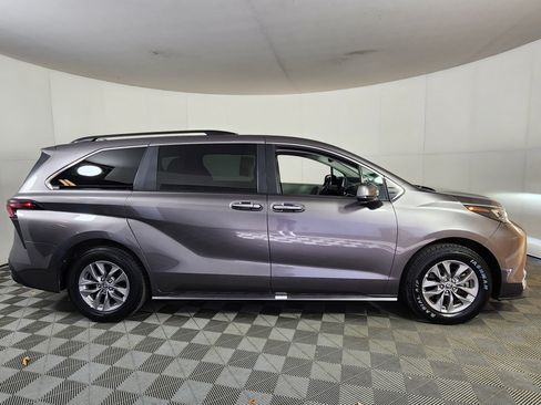 Used 2024 Toyota Sienna XLE image 8
