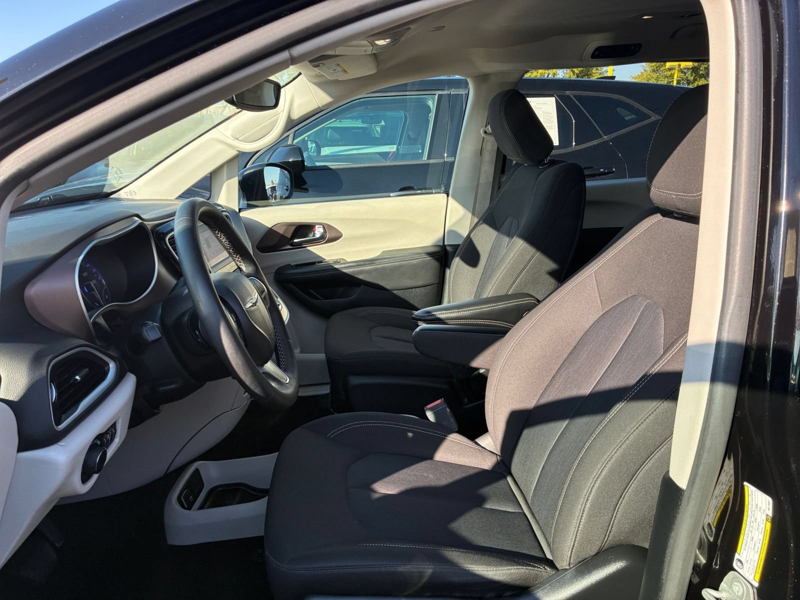Used 2024 Chrysler Voyager LX FWD image 28