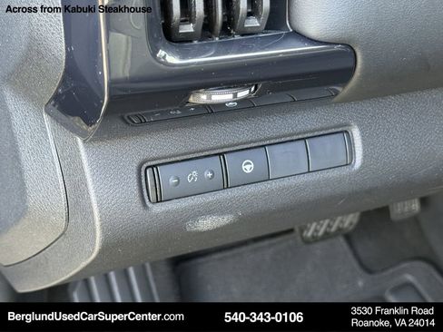 Used 2024 Nissan Pathfinder SV image 18