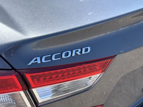 Used 2018 Honda Accord Touring image 10