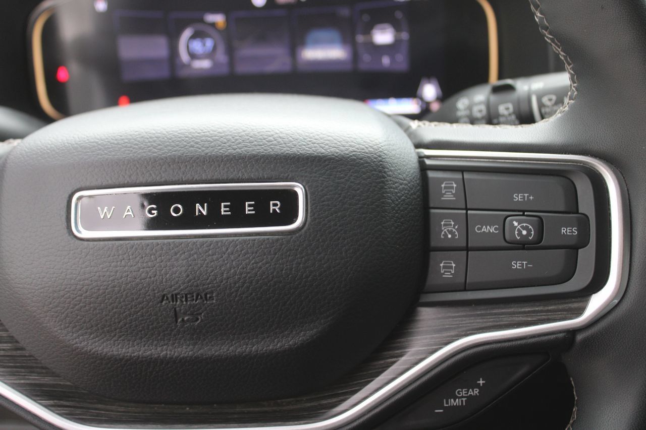 Used 2023 Jeep Wagoneer L Series II AWD/4WD image 21