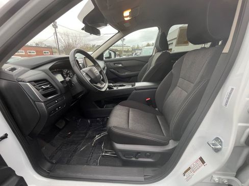 Used 2025 Nissan Rogue SV image 27