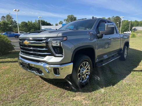 Used 2026 Chevrolet Silverado 2500 LTZ w/ LTZ Convenience Package image 2