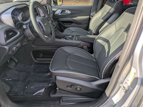 New 2026 Chrysler Pacifica Limited image 14
