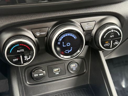 Used 2021 Hyundai Venue SEL image 16