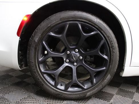 Used 2019 Chrysler 300 Touring w/ Sport Appearance Package image 6
