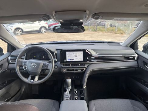 Used 2025 Toyota Camry LE image 32