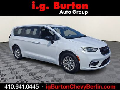 Used 2025 Chrysler Pacifica Select