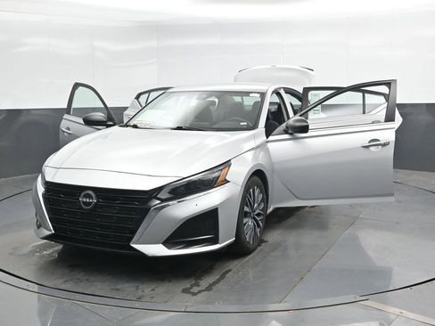 Used 2024 Nissan Altima 2.5 SV FWD image 46