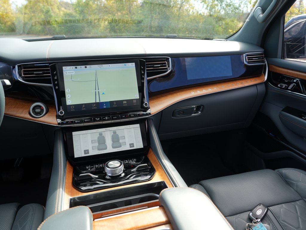 Used 2023 Jeep Grand Wagoneer Series III AWD/4WD image 22