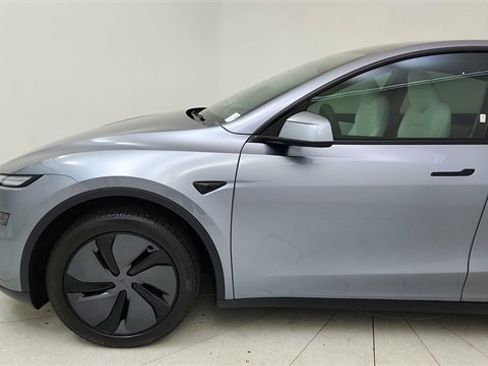Used 2026 Tesla Model Y 2WD image 9