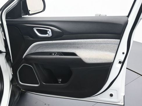 Used 2024 Jeep Compass Latitude image 29