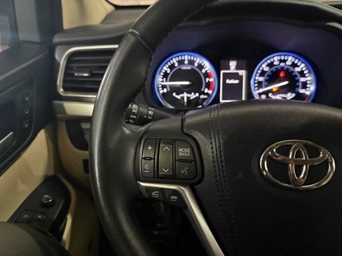 Used 2015 Toyota Highlander Limited w/ Driver Technology Package AWD/4WD image 16