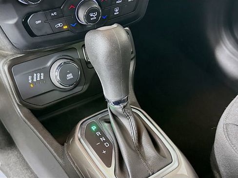 Used 2022 Jeep Renegade Latitude w/ Convenience Group image 17