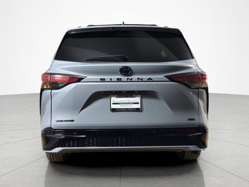 Used 2025 Toyota Sienna XSE w/ XSE Plus Package AWD/4WD image 4