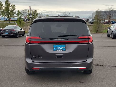 Used 2022 Chrysler Pacifica Touring-L image 13