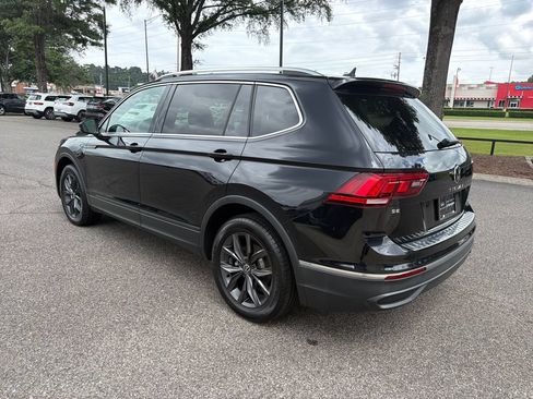 Used 2022 Volkswagen Tiguan SE w/ Panoramic Sunroof Package FWD image 9