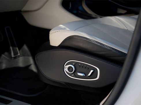 Used 2022 Aston Martin DBX image 29