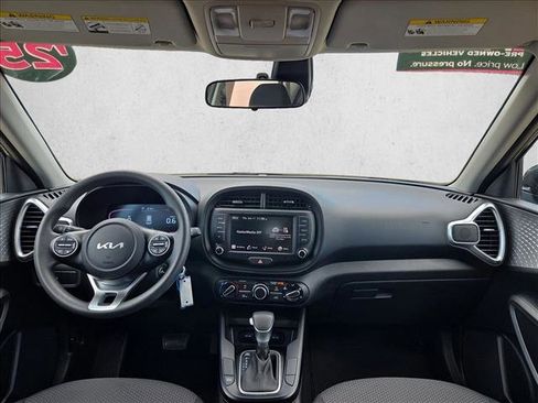 Used 2025 Kia Soul LX w/ LX Technology Package FWD image 15