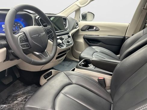 Used 2023 Chrysler Pacifica Touring-L FWD image 10