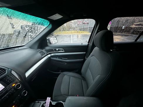 Used 2017 Ford Explorer XLT image 23