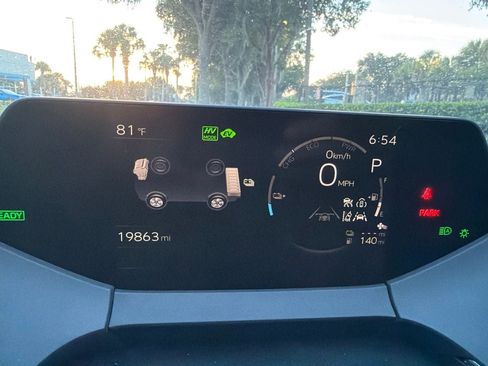 Used 2025 Toyota Prius Plug-In Hybrid FWD image 8