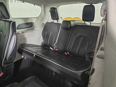 Used 2024 Chrysler Pacifica Limited FWD image 13