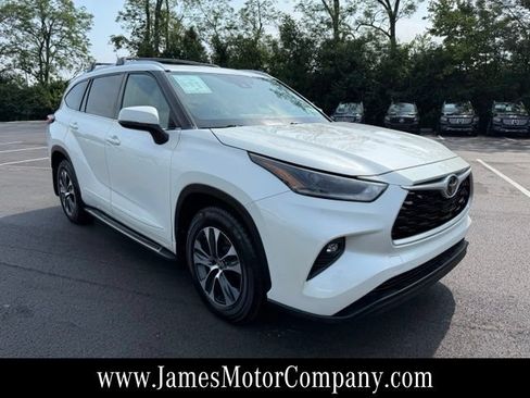 Used 2021 Toyota Highlander XLE AWD/4WD image 4