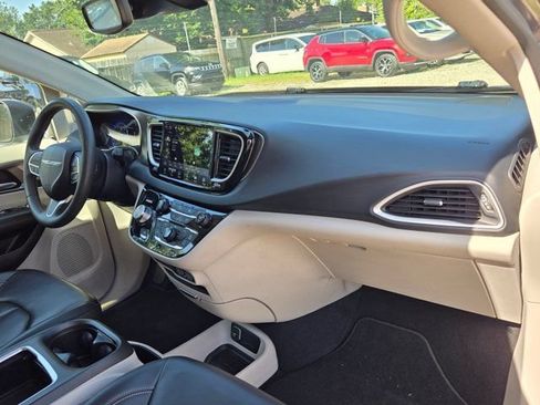 Used 2023 Chrysler Pacifica Touring-L FWD image 30