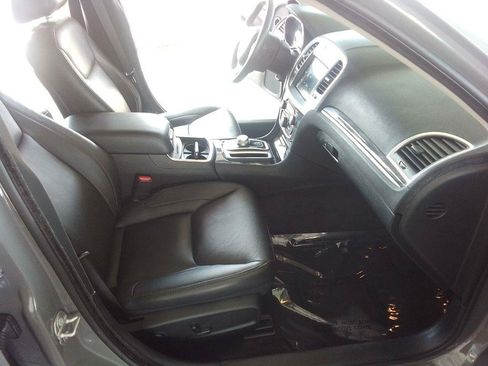 Used 2018 Chrysler 300 Touring L RWD image 16