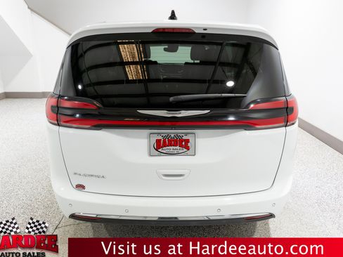 Used 2023 Chrysler Pacifica Touring-L FWD image 4