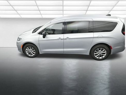 New 2026 Chrysler Pacifica Select image 13