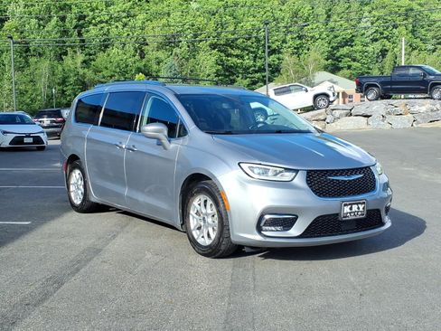 Used 2021 Chrysler Pacifica Touring-L FWD image 3