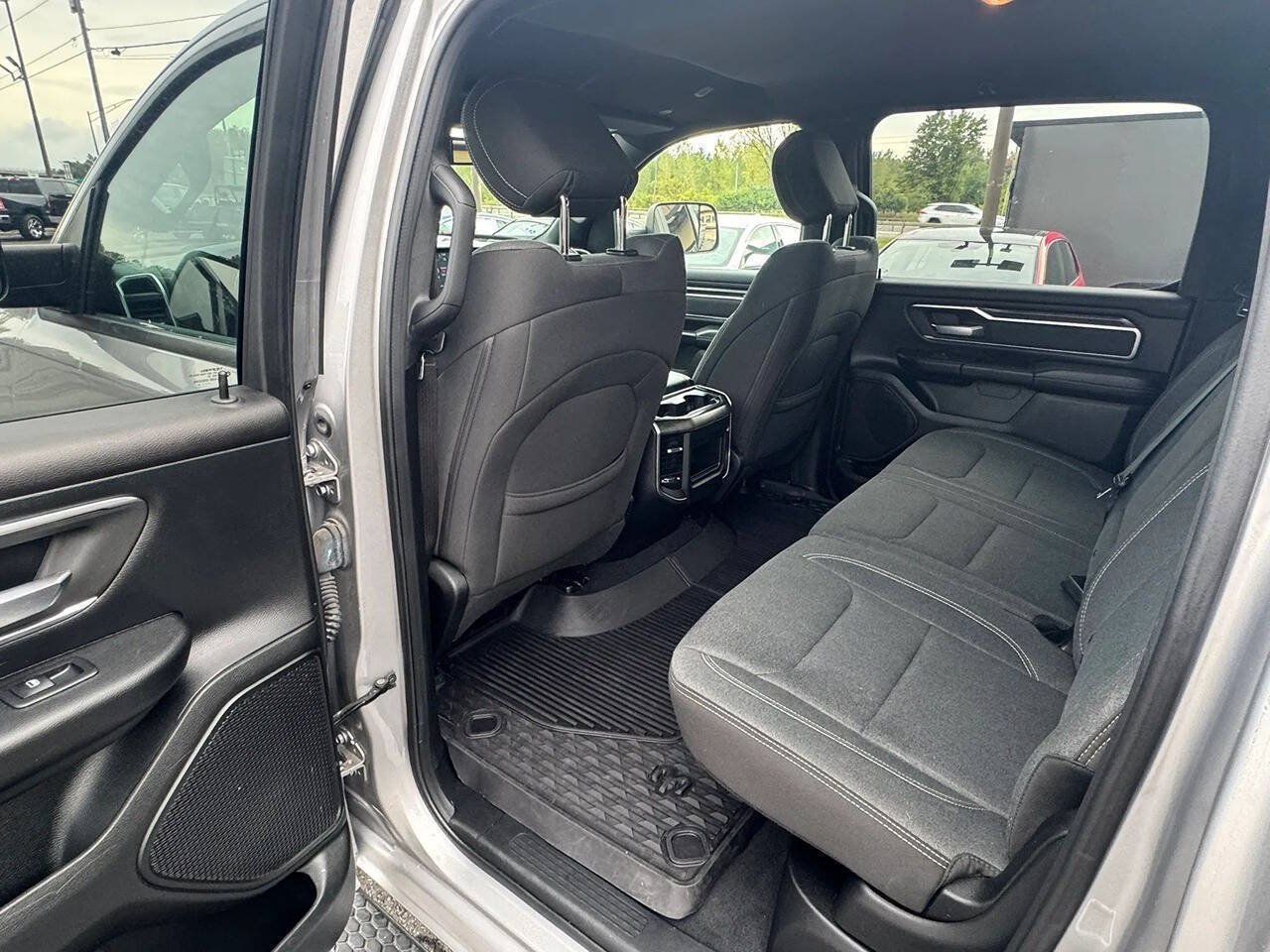 Used 2019 RAM 1500 4x4 Crew Cab image 11